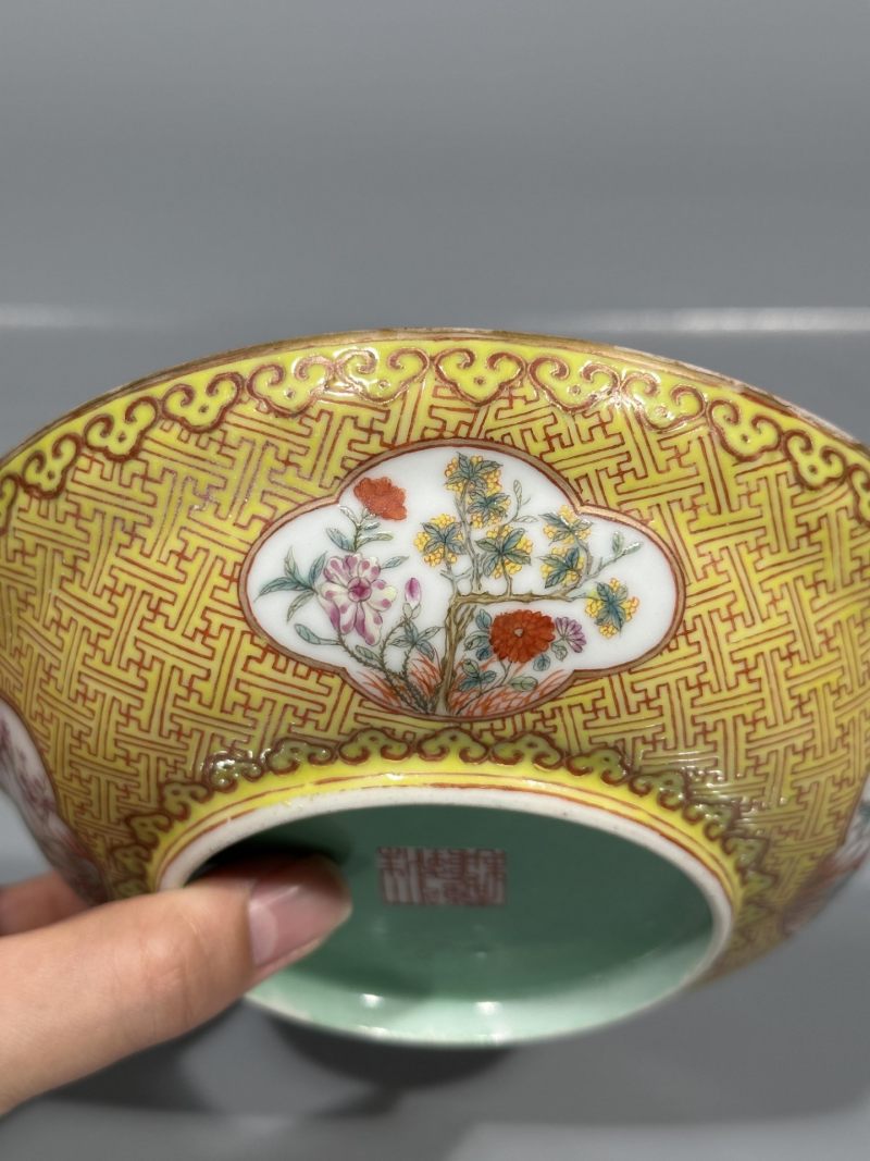    清晚期 珊瑚红地粉彩开光花卉纹盘一对 - 图17