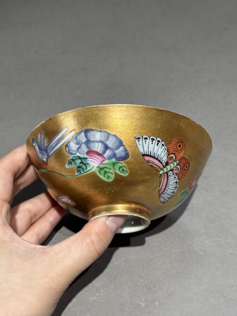    清乾隆 金地粉彩蝶恋花盖碗 - 图6
