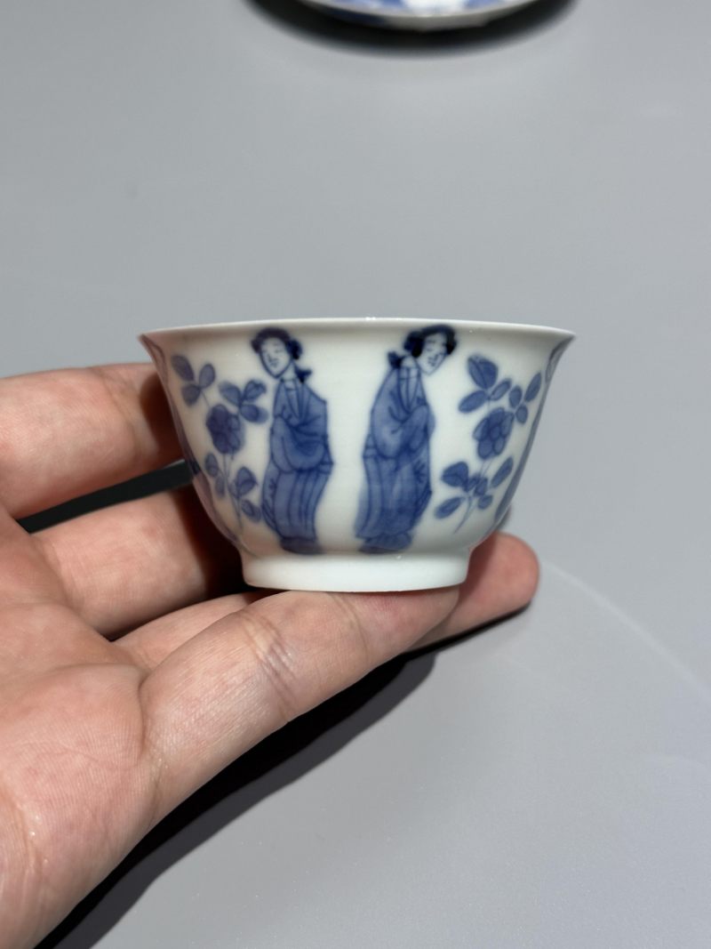    清康熙 青花仕女图杯碟一组两件 - 图7