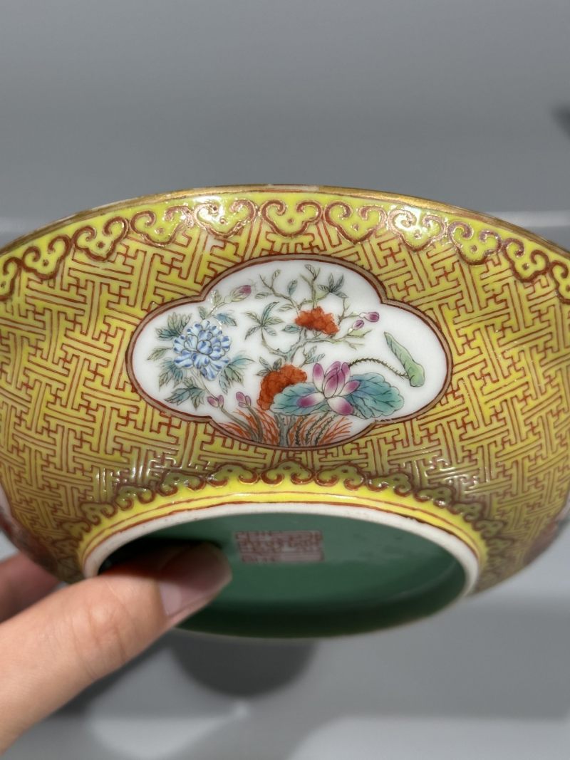    清晚期 珊瑚红地粉彩开光花卉纹盘一对 - 图18