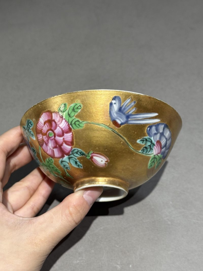    清乾隆 金地粉彩蝶恋花盖碗 - 图7