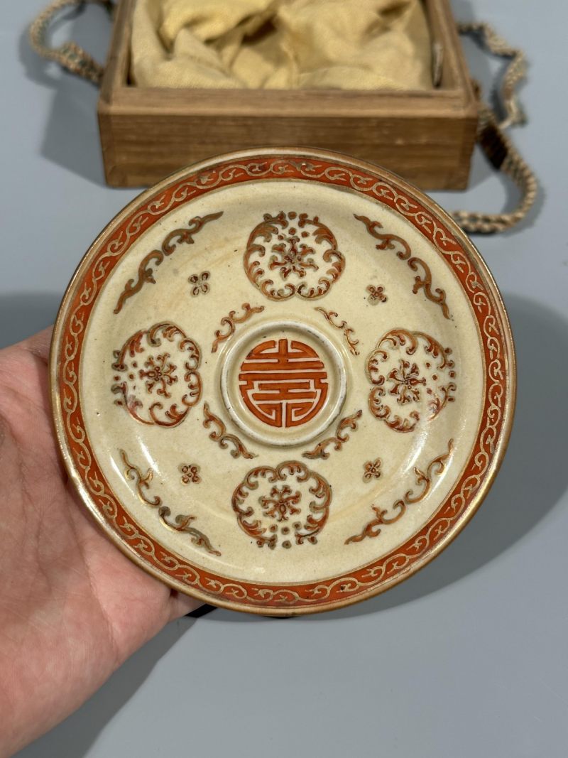    清乾隆 米黄釉矾红描金宝相花寿字盏托 - 图4