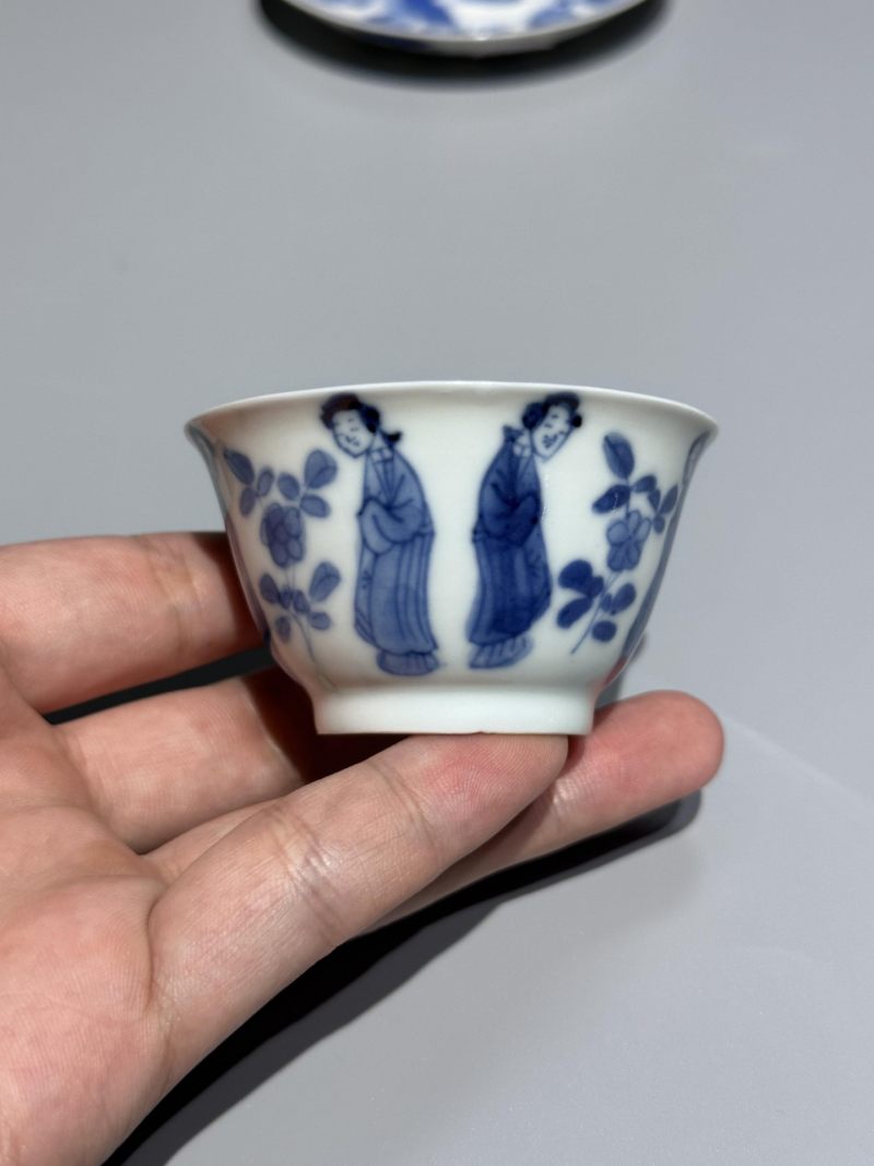    清康熙 青花仕女图杯碟一组两件 - 图8