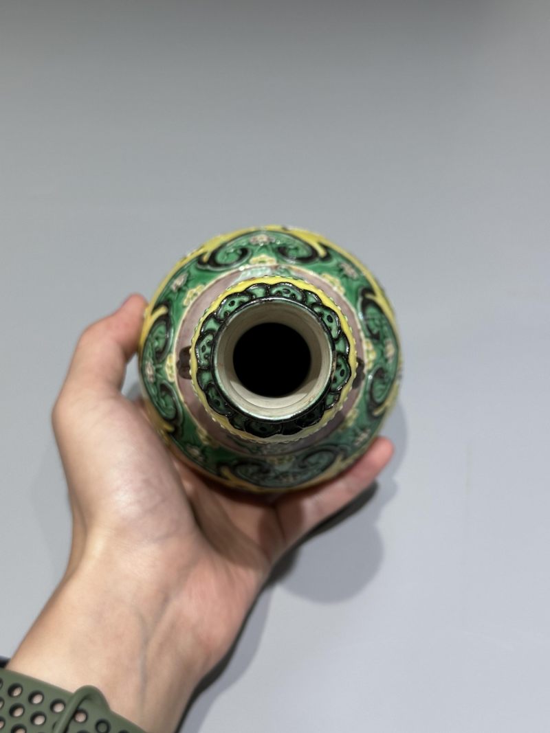    清晚期 仿珐华彩黄地沥粉八仙兽耳蒜头瓶 - 图3