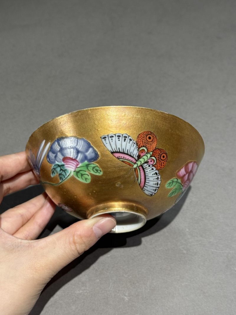    清乾隆 金地粉彩蝶恋花盖碗 - 图8