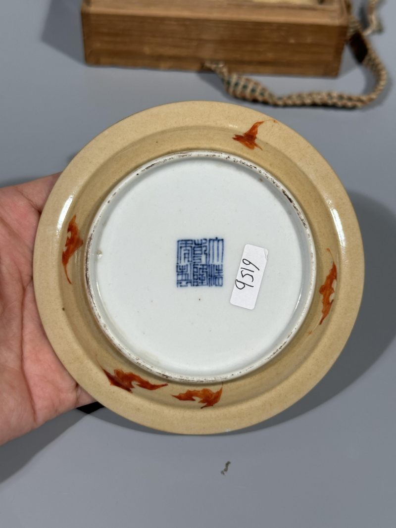    清乾隆 米黄釉矾红描金宝相花寿字盏托 - 图5