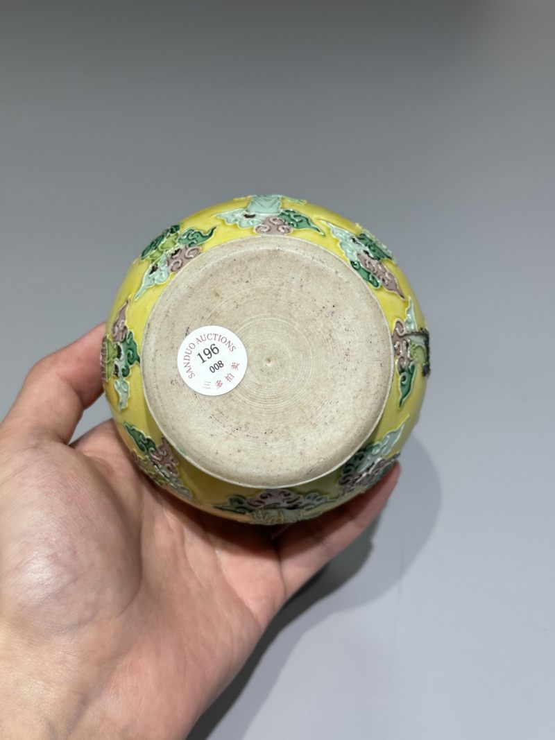   清晚期 仿珐华彩黄地沥粉八仙兽耳蒜头瓶 - 图4