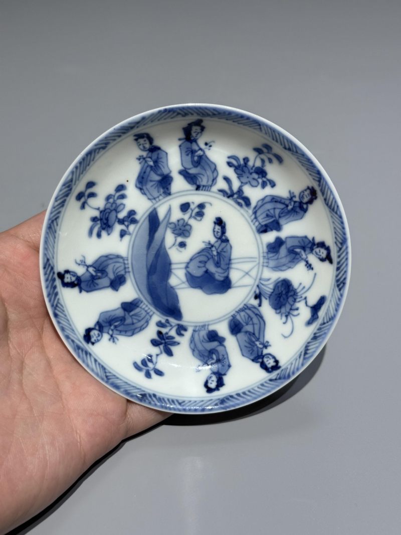    清康熙 青花仕女图杯碟一组两件 - 图9