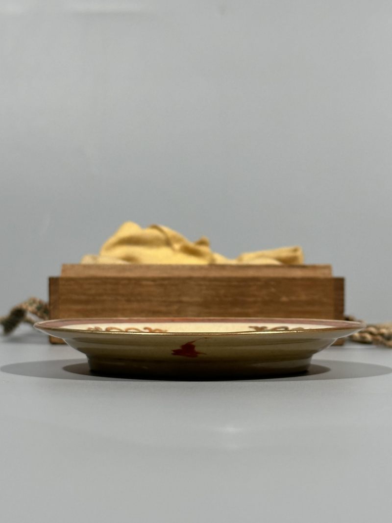    清乾隆 米黄釉矾红描金宝相花寿字盏托 - 图6