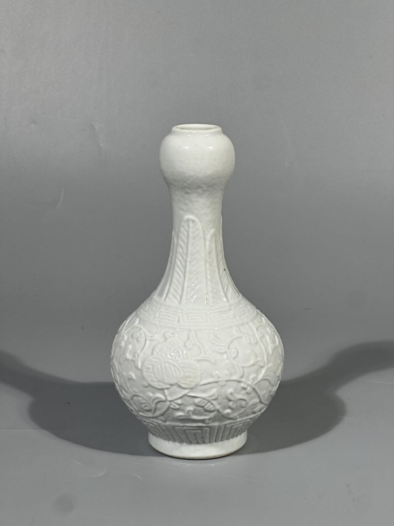   清乾隆 白釉模印缠枝花蒜头瓶 - 图2