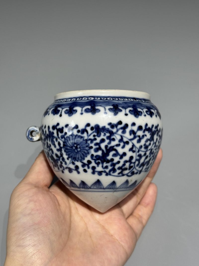    清乾隆 青花缠枝莲纹鸡心型鸟食罐 - 图2