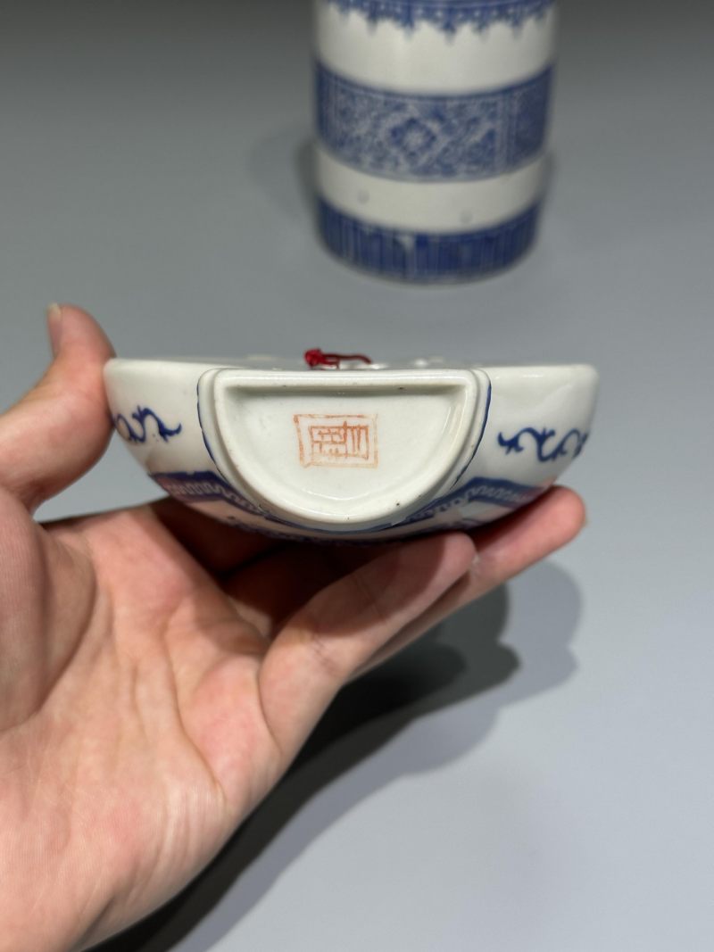    清乾隆 蓝料花卉纹笔筒、壁瓶一组(两件) - 图6
