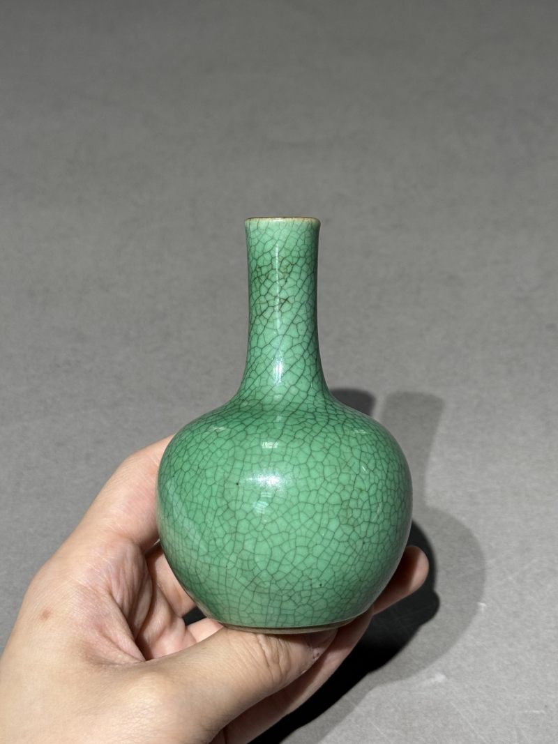    清中期 绿哥釉小天球瓶 配底座 - 图3