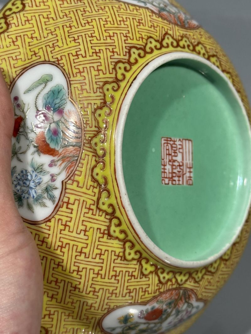    清晚期 珊瑚红地粉彩开光花卉纹盘一对 - 图20