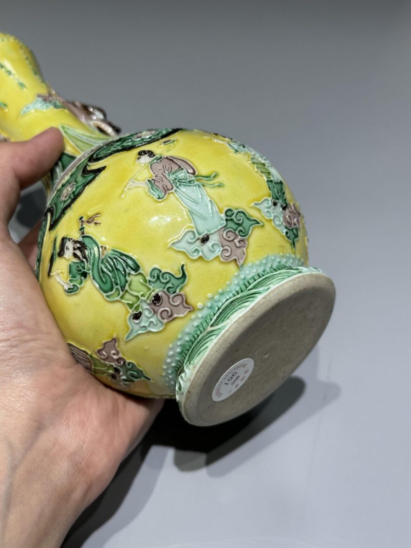    清晚期 仿珐华彩黄地沥粉八仙兽耳蒜头瓶 - 图5