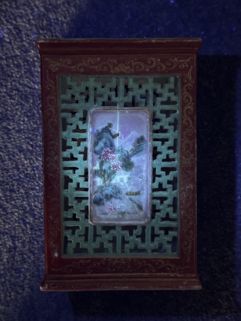    清 矾红描金镂空开光山水人物纹笔筒 - 图17