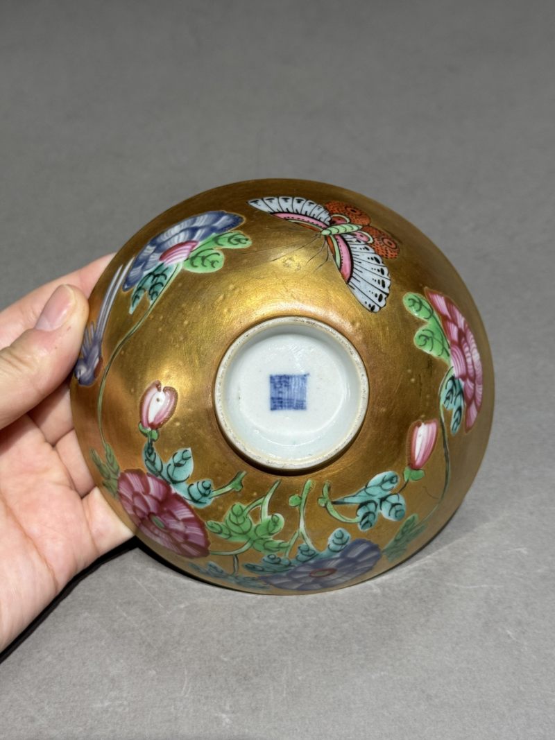    清乾隆 金地粉彩蝶恋花盖碗 - 图10