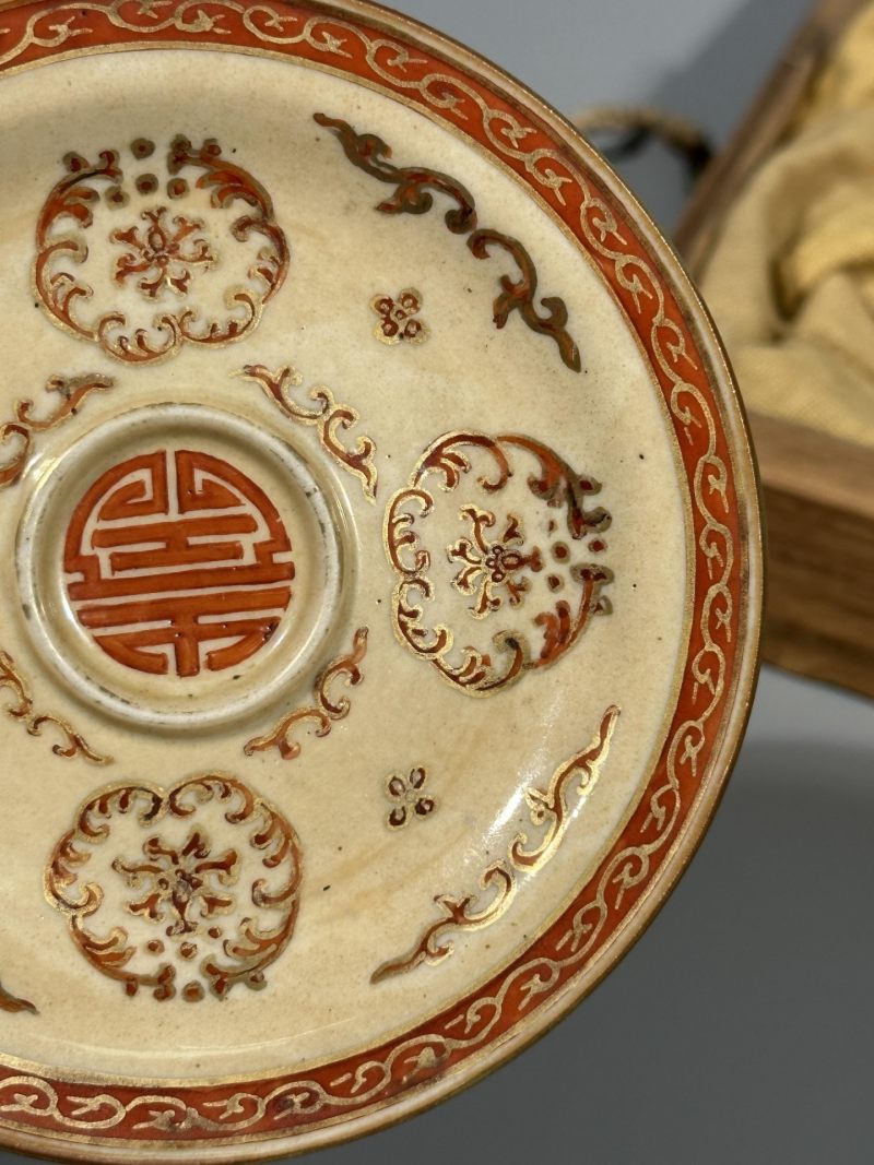    清乾隆 米黄釉矾红描金宝相花寿字盏托 - 图7