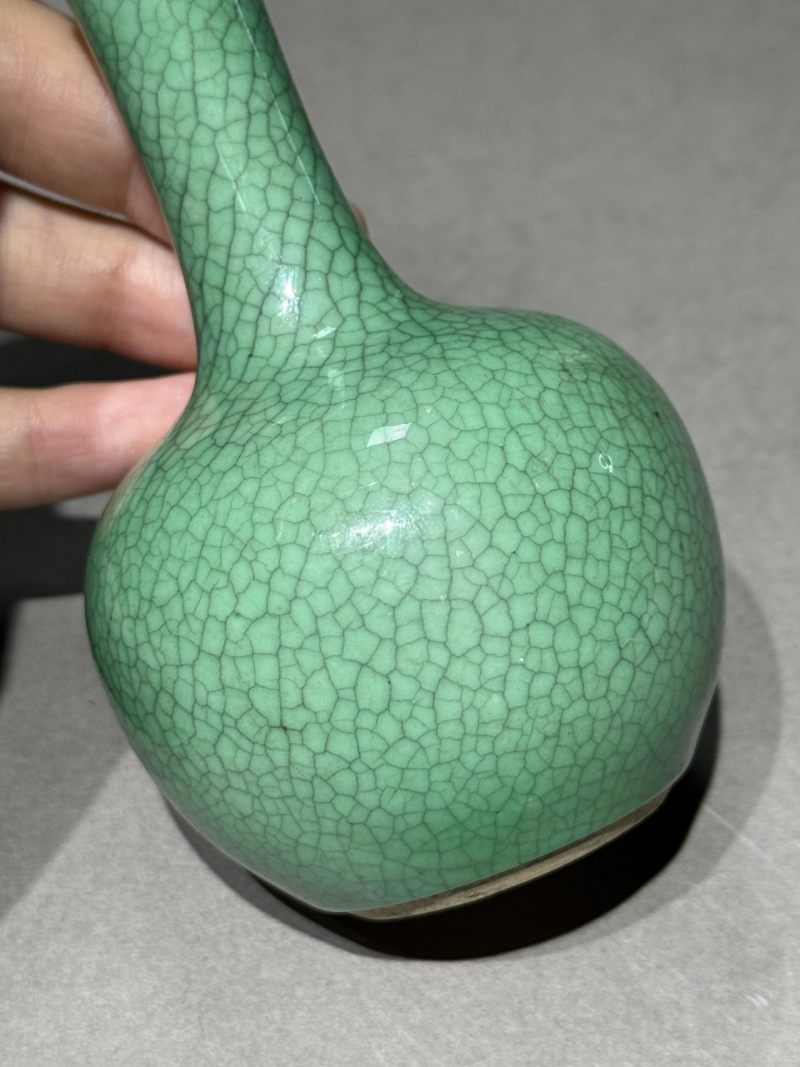    清中期 绿哥釉小天球瓶 配底座 - 图4