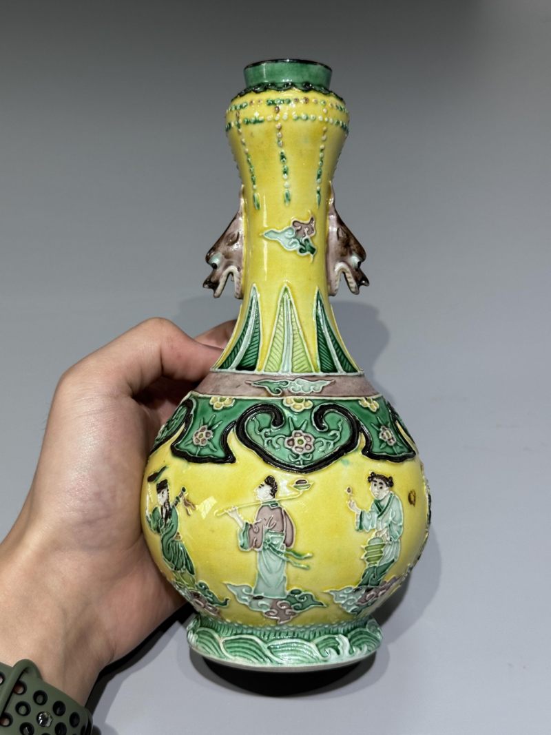    清晚期 仿珐华彩黄地沥粉八仙兽耳蒜头瓶 - 图6