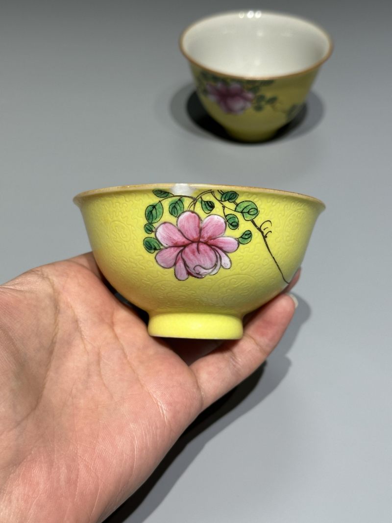    清乾隆 黄地轧道粉彩花卉纹杯碗 一组（两件） - 图3