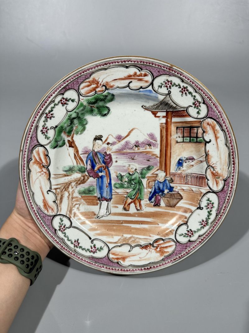    清乾隆 广彩开光庭院人物纹盘 青花折枝花卉纹盘 一组两件 - 图3