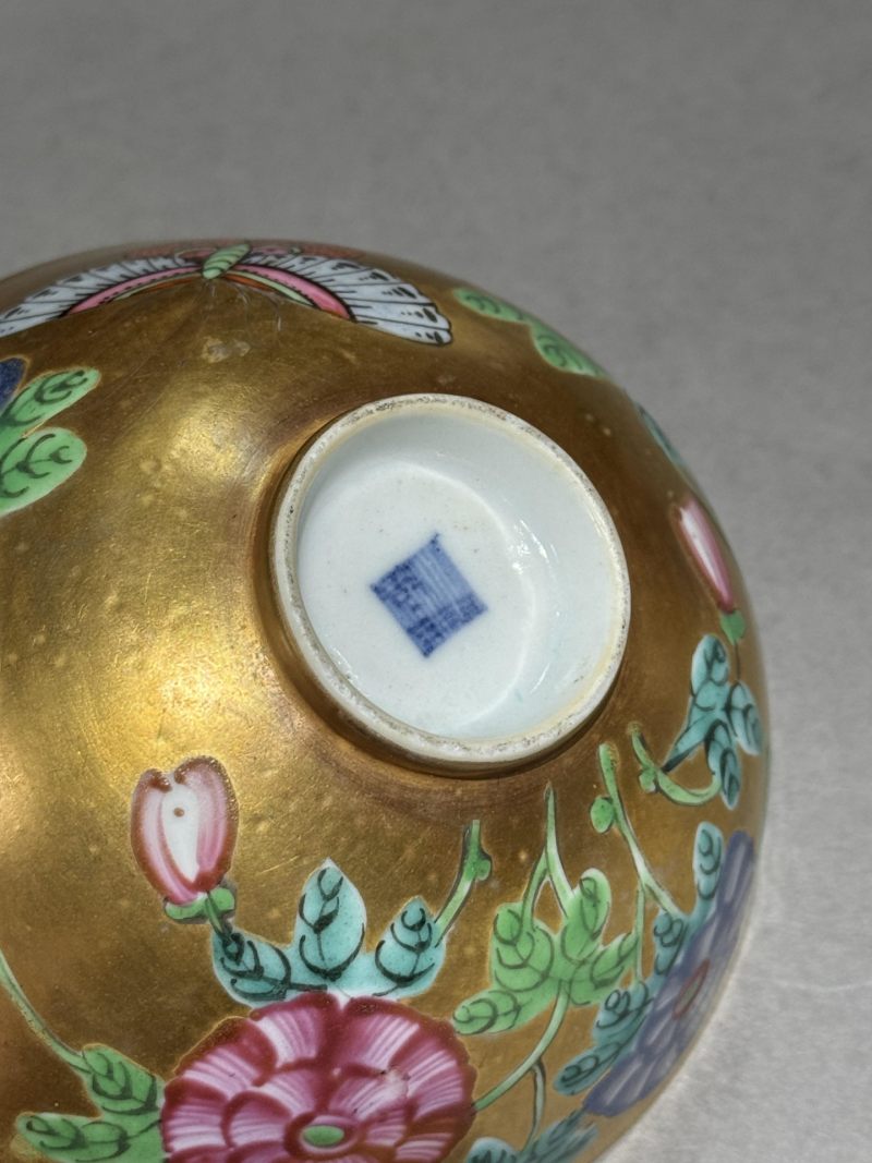    清乾隆 金地粉彩蝶恋花盖碗 - 图11