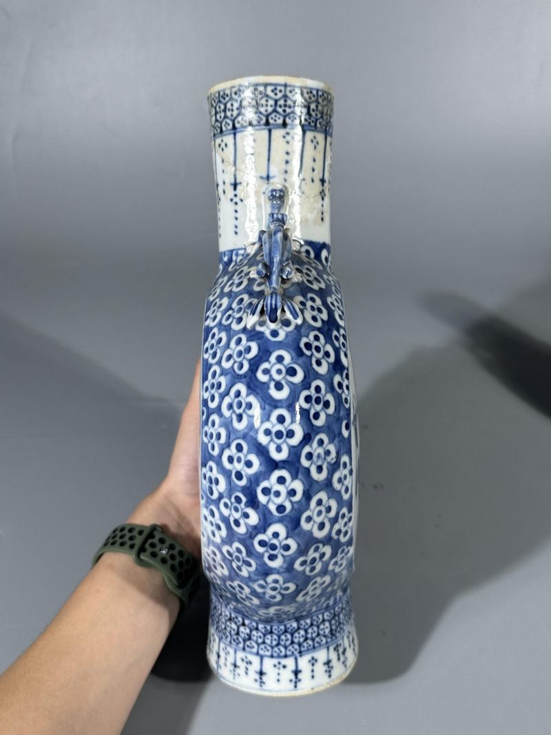   清晚期 青花开窗人物纹魑龙耳抱月瓶 一组(两件) - 图9