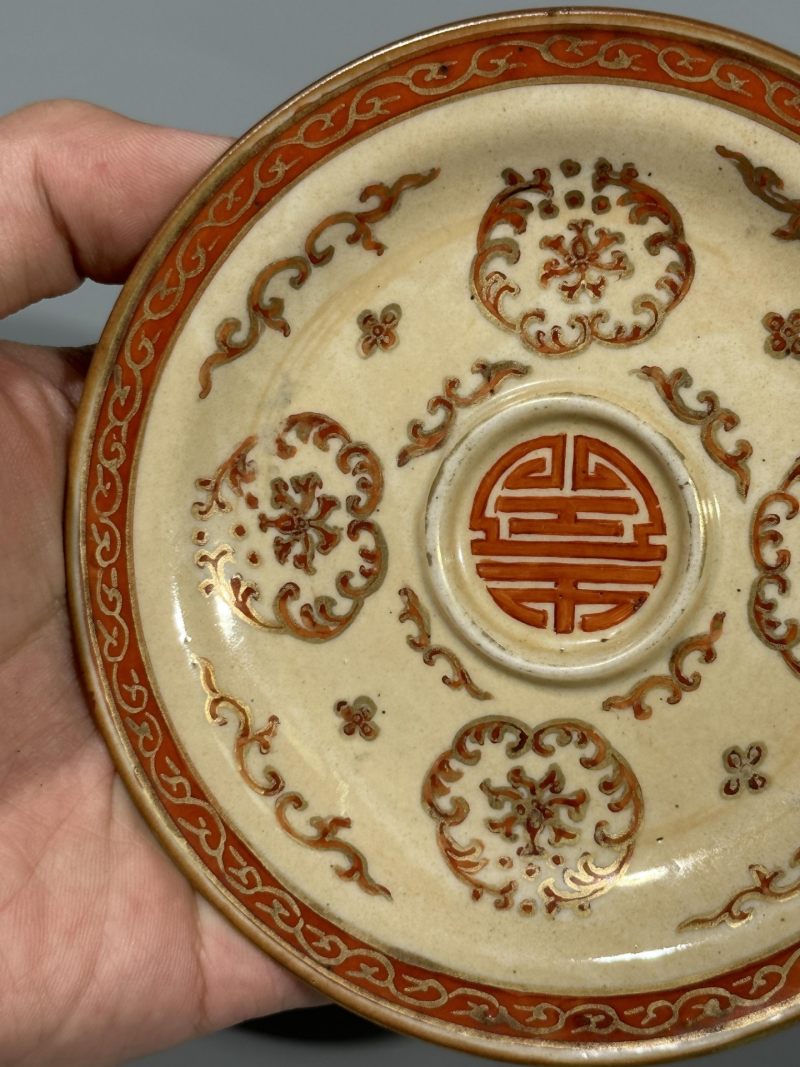    清乾隆 米黄釉矾红描金宝相花寿字盏托 - 图8
