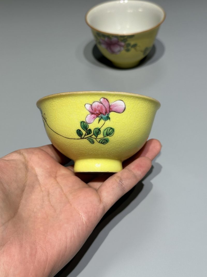    清乾隆 黄地轧道粉彩花卉纹杯碗 一组（两件） - 图4