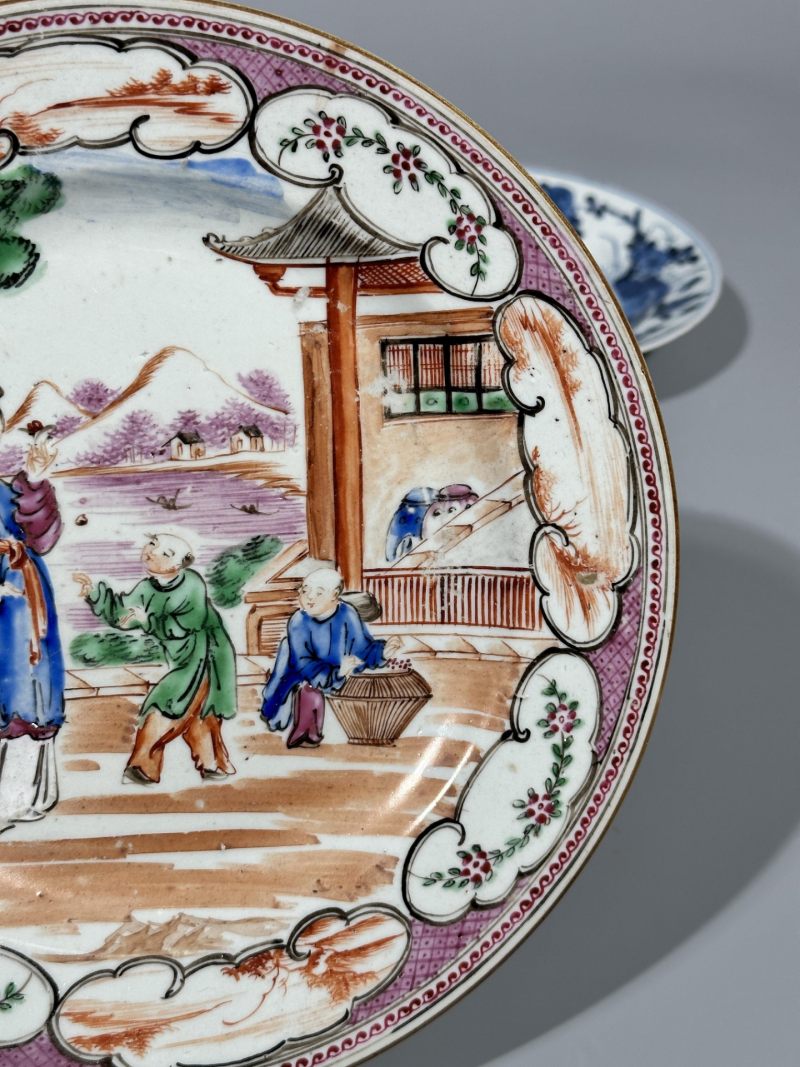    清乾隆 广彩开光庭院人物纹盘 青花折枝花卉纹盘 一组两件 - 图4