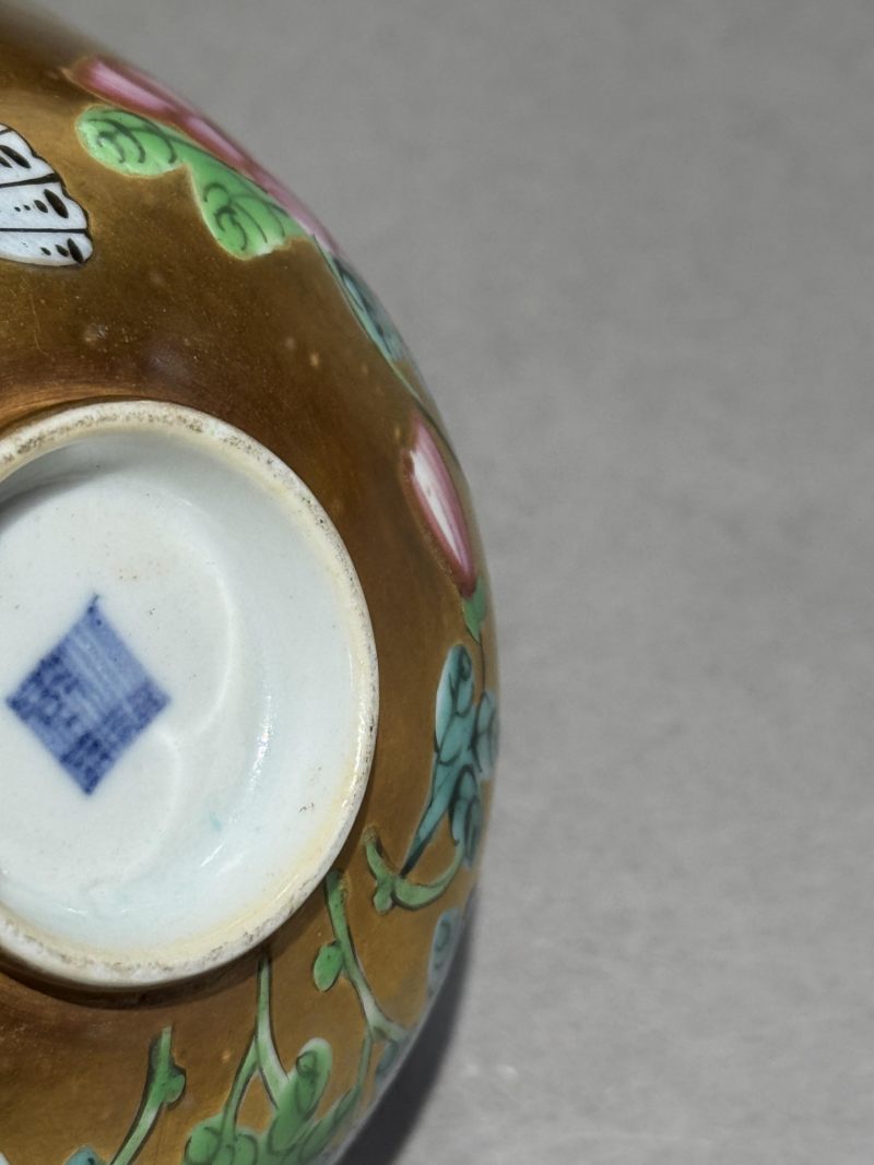    清乾隆 金地粉彩蝶恋花盖碗 - 图12