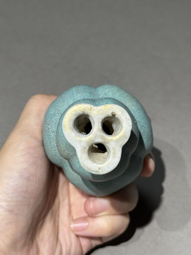    清乾隆 炉钧釉瓜棱三孔葫芦瓶 - 图6