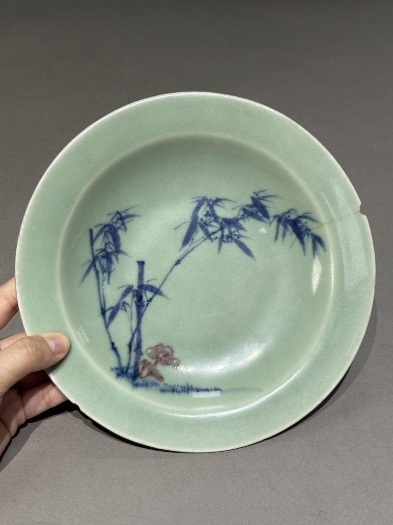   清乾隆 豆青釉青花釉里红竹芝纹盘 - 图2