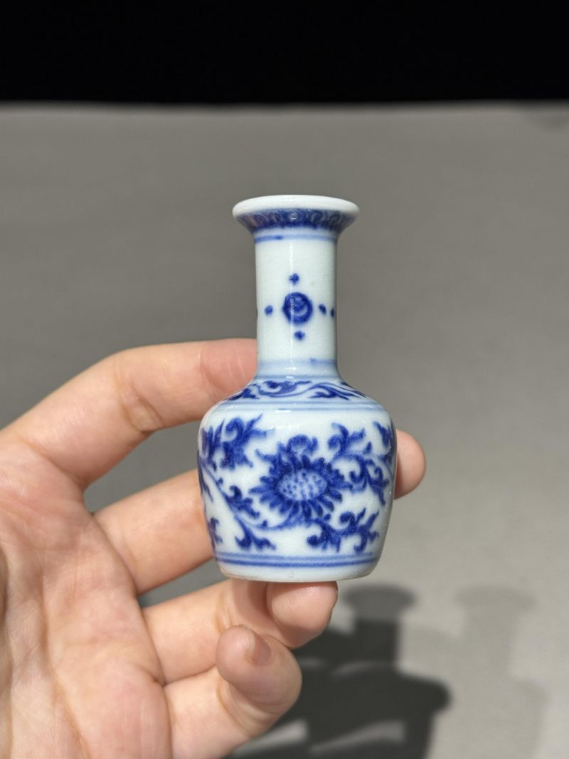    清康熙 青花缠枝花卉纹小瓶 - 图2