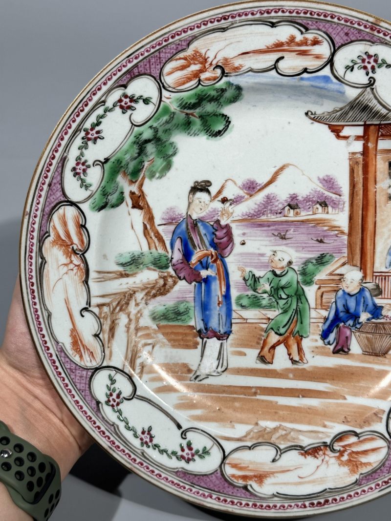    清乾隆 广彩开光庭院人物纹盘 青花折枝花卉纹盘 一组两件 - 图5