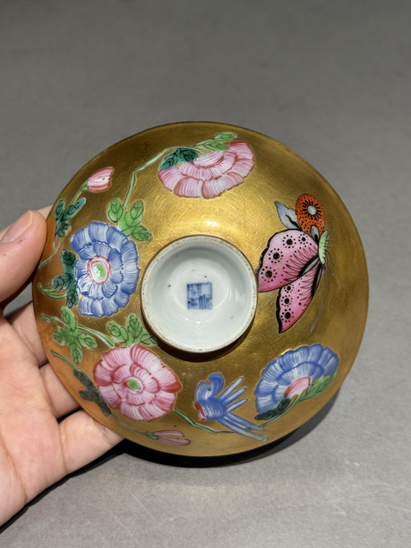    清乾隆 金地粉彩蝶恋花盖碗 - 图13