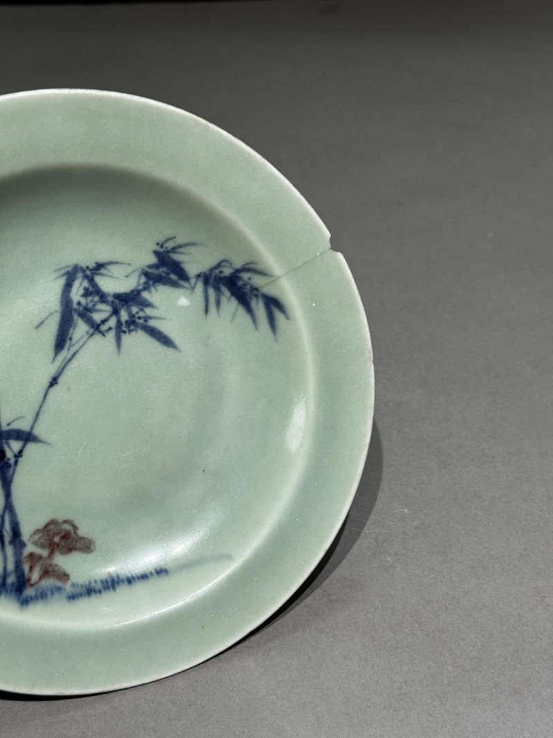    清乾隆 豆青釉青花釉里红竹芝纹盘 - 图3