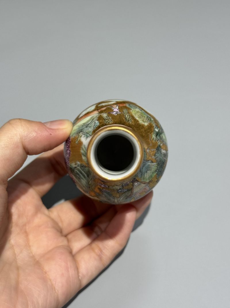    民国 金地粉彩山水阁楼纹小天球瓶一对 - 图12