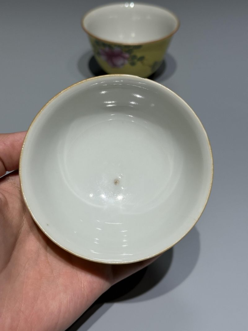    清乾隆 黄地轧道粉彩花卉纹杯碗 一组（两件） - 图6