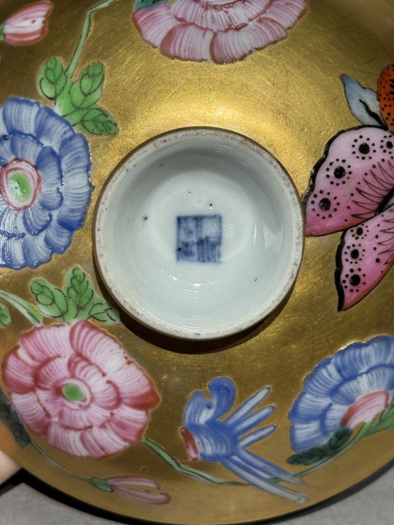    清乾隆 金地粉彩蝶恋花盖碗 - 图14