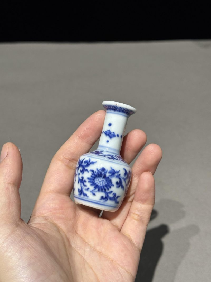    清康熙 青花缠枝花卉纹小瓶 - 图4