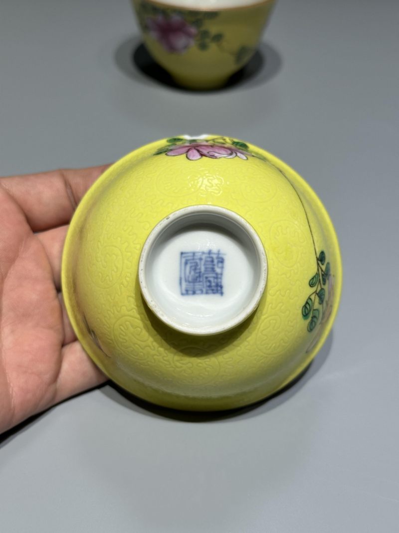    清乾隆 黄地轧道粉彩花卉纹杯碗 一组（两件） - 图7