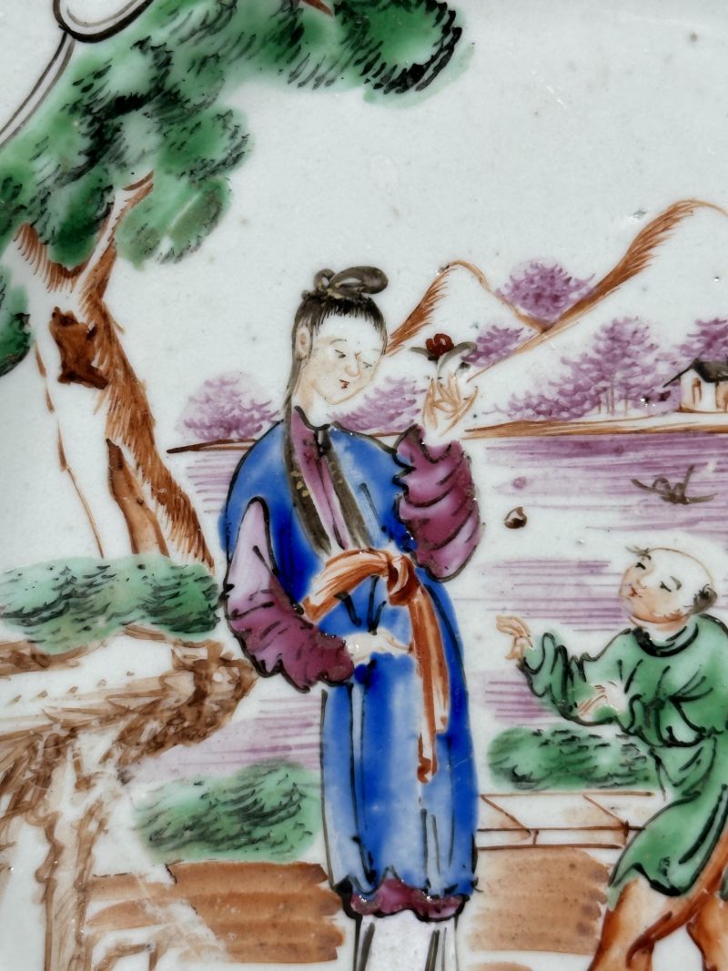    清乾隆 广彩开光庭院人物纹盘 青花折枝花卉纹盘 一组两件 - 图7