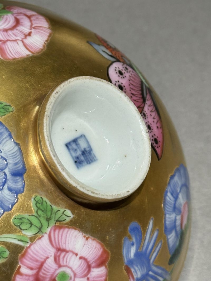    清乾隆 金地粉彩蝶恋花盖碗 - 图15