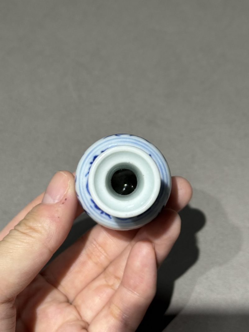    清康熙 青花缠枝花卉纹小瓶 - 图5