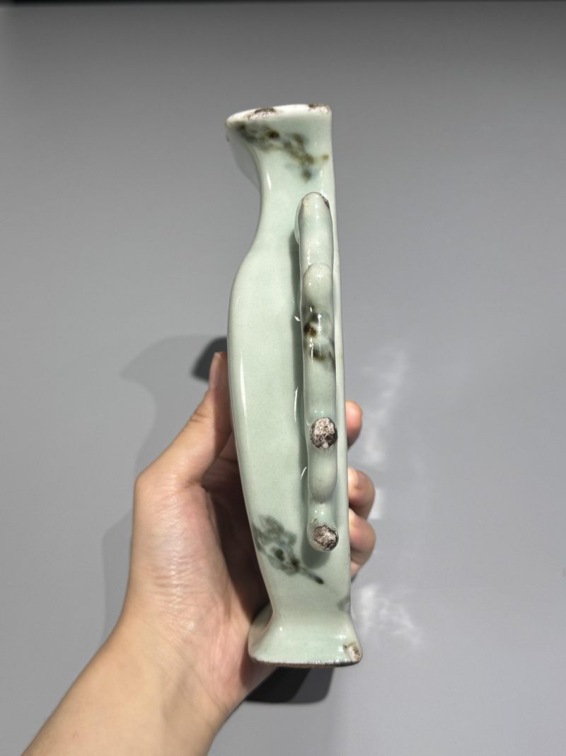    清乾隆 豆青釉青花诗文如意耳璧瓶 - 图5