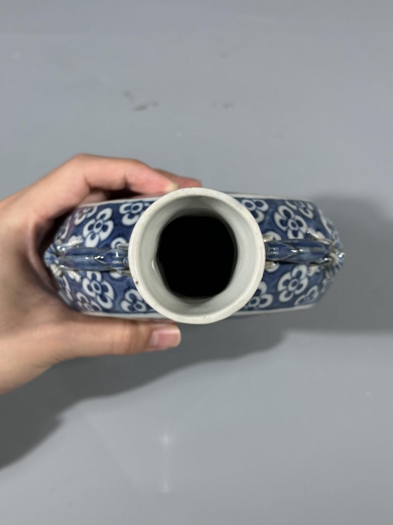    清晚期 青花开窗人物纹魑龙耳抱月瓶 一组(两件) - 图13