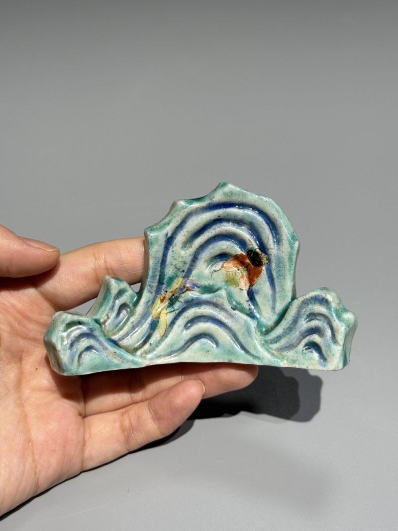    清中期 孔雀蓝粉彩书山采蜜纹笔架山 - 图5