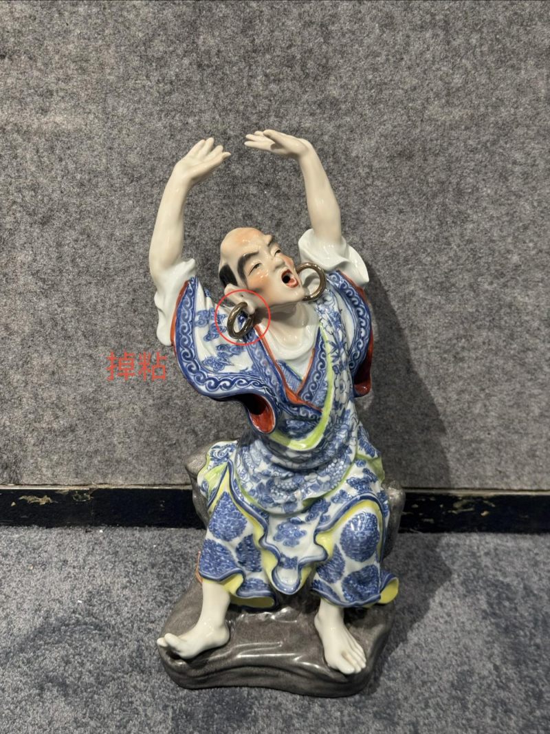    七十年代 青花加彩十八罗汉人物瓷塑 - 图14